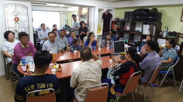 미얀마 난민들이 사회통합운영기관인 경기글로벌센터를 방문 한국정착을 위한 정보를 지원받고 있다.