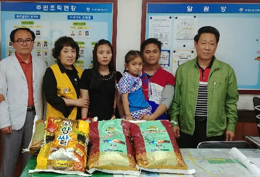 최근 법무부 심사 등을 마치고 인천시 부평구에 정착하게 된 미얀마 난민 가족이 부평6동으로부터 쌀을 전달받고 관계자들과 기념촬영을 하고 있다. 사진=부평구청