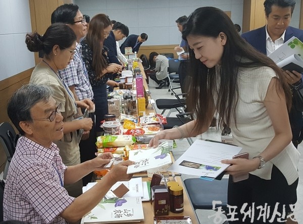한국 유학생활 8년차를 보낸 왕조위 중국 위해시 문화교류협회 한국대표가 수출상담하고 있는 모습 
