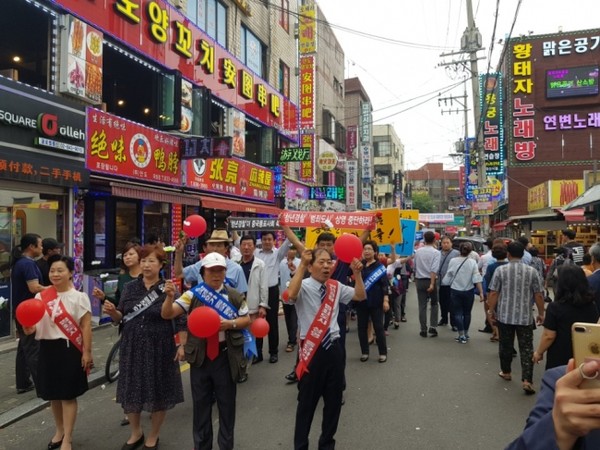 중국동포단체 공동대책위는 지난 9월 10일 대림동 거리 집회 때 영화 청년경찰 상영금지 구호를 외치며 행진을 하였다.