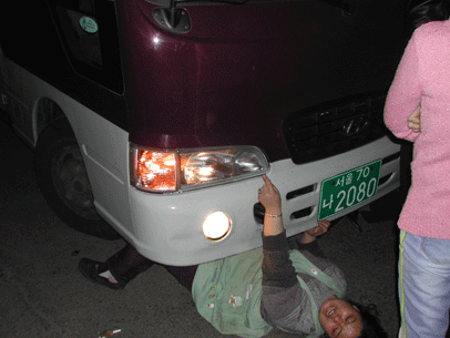 2003년 12월 법무부 합동단속반 차량에 드러누은 가리봉 중국식당 여주인