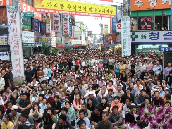2005년 가리봉 시장입구에서 열린 추석명절 노래자랑 행사에 참여한 중국동포