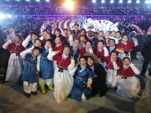 2018평창동계올림픽 개막식에서 애국가를 합창한 레인보우합창단 다문화어린이들이 환한 미소를 지으며 기념사진을 남겼다. 사진=한국다문화센터