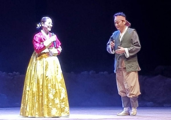 4월 한국방문길에 충북 청주에서 열린 문화공연에 특별출연한 중국 국가1급 배우 연변가수 김청이 협연을 펼치고 있는 모습