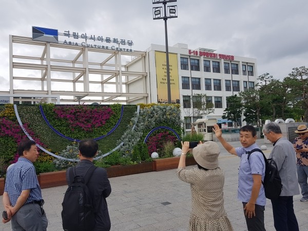 광주 5.18민주광장을 찾은 재외한인학회 회원들