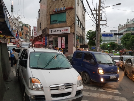 남구로역 4번 출구 앞에 있는 동포세계신문 건물 주변, 골목길에서 건설인력을 실은 봉고차가 끊임없이 나온다.