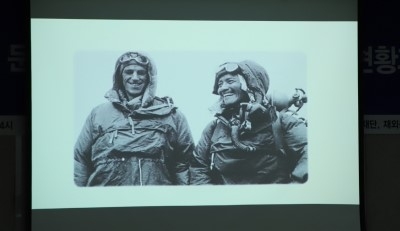 1953년 세게 최초 에베르스트산 등반가 에드먼드 힐러리(사진 좌), 네널란드에서는 5달러 지폐에 사진이 실릴 정도로 모험심 강한 국민 영웅으로 추대받고 있다.