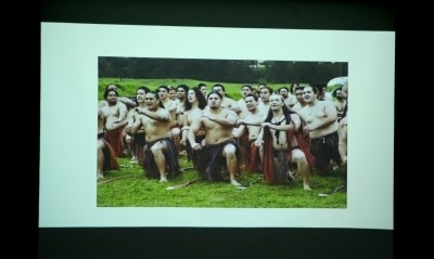 뉴질랜드 마오리족의 전통춤 '하카' 이 춤은 마오리족이 전쟁을 나갈 때 출전 전 승리를 기원하는 군인들이 춘 전통춤이다. 1905년부터는 국민 춤으로 승인되어 군인 뿐만 아니라 모든 국민이 추는 춤이 되었다.