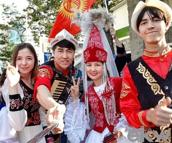위 사진은 지난해 10월 동대문에서 열린 실크로드 행사에 참여한 아이-페리 무용단 단원들과 함께 찍은 사진. 가운데 키르기스스탄 전통문양 모자를 쓴 여성이 아이수루 대표이다.