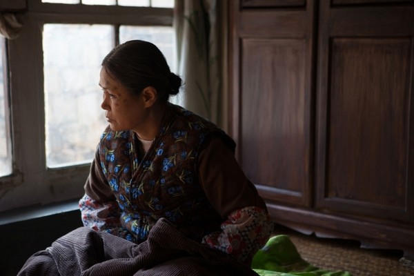 영화 소리굽쇠의 한 장면, 손녀를 한국으로 보낸 귀임 할머니(이옥희 분)가 창밖을 보며 뭔가를 고심히 생각하는 모습 