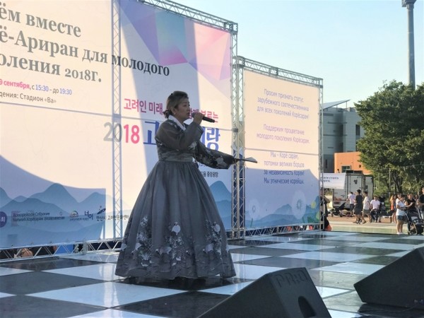 우즈베키스탄 고려극장 단원이었던 김빅토리아의 축하 공연