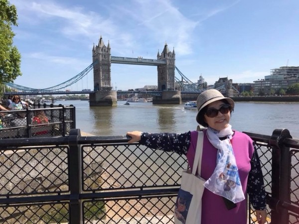 2018년 6월 해외문학탐방중 영국 런던에서 템즈강 타워브릿지를 배경으로 한 류재순 회장