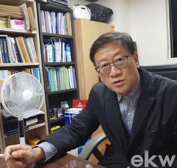 지난 10월 16일 저녁, 서울 대림동에 위치한 한국이주동포정책개발원 사무실에서 곽재석 원장과 인터뷰를 가졌다.