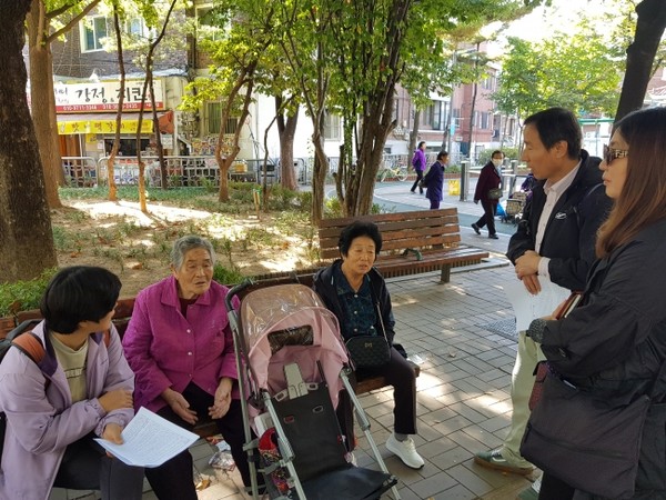 대동초등학교 앞 다사랑어린이공원에서 동네 어르신들과의 대화