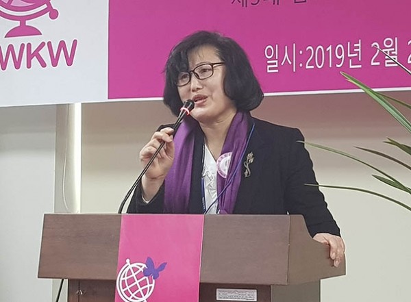 김은해 UW홍보위원장(JMB방송 대표이사)이 세계한인여성협회(UW) 연혁을 소개했다.