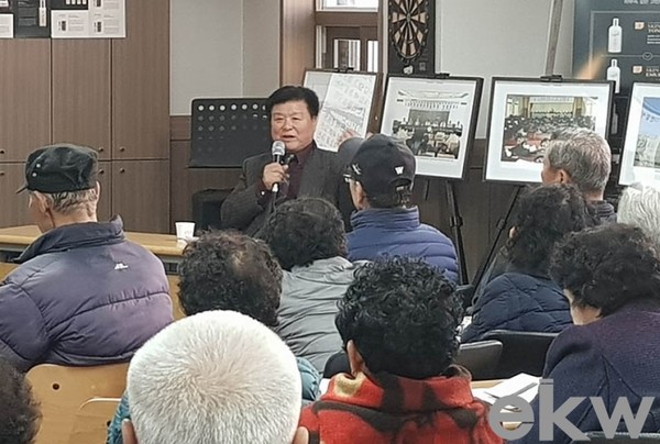 2월 26일 안산 원곡동 강연회에서 장경률 연변일본 논설위원이 강연하는 장면