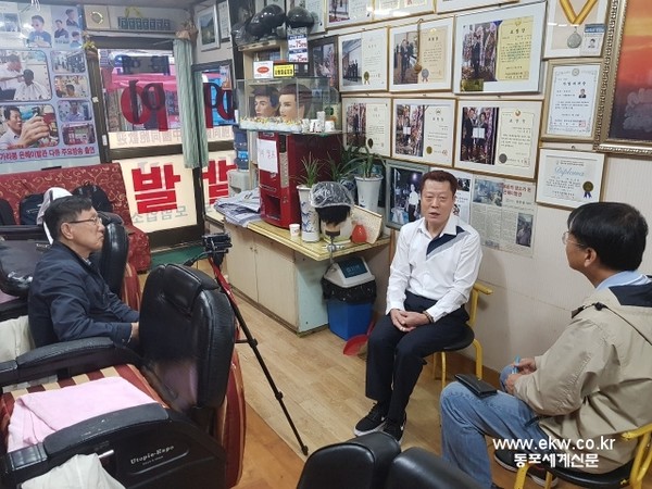 2018년 9월 가리봉동 은혜이발관에서 송순섭 사장 이야기를 듣고 있는 임영상 한국외대 명예교수와 주동완 코리아리서치 원장