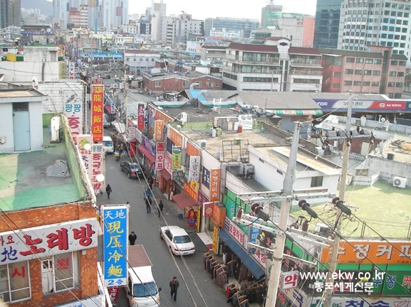 2009년도 가리봉동 전경, 구로공단이 한창 디지털단지로 변화해가며 재개발 늪에 빠진 가리봉동이 고층 건물에 둘러쌓여 있어 대비를 보이고 있다. @동포세계신문 김용필