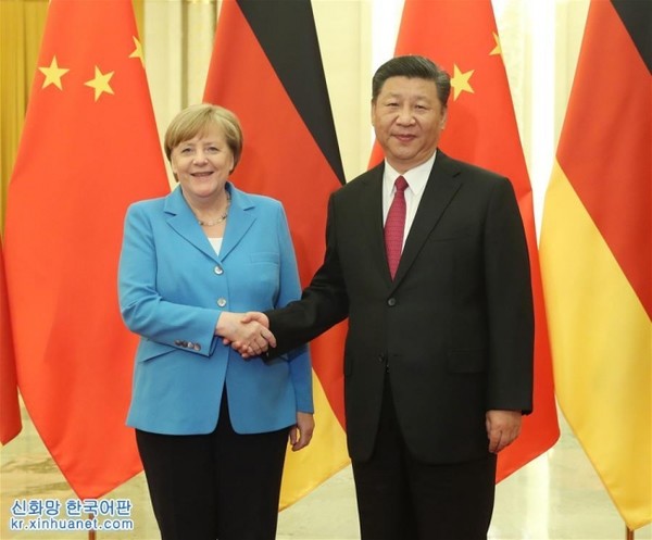 2018년 5월 24일 독일 메르켈 총리가 중국을 방문했을 때 시진핑 주석과 회담하고 악수하는 장면