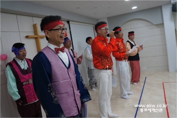 3월 10일 교회활동, 맨 왼쪽이 이철복씨, 3.8세계여성의 날을 맞이해 남성중창단 공연 모습