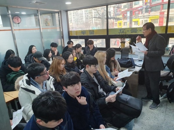 지난 3월 25일, 임영상 교수가 한국외대 '세계의 한민족' 수업을 듣는 대학생들과 함께 대림동 탐방을 하고 대림동과 중국동포에 대한 설명을 해주고 있다,