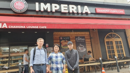 안산시 원곡동에 위치한 임페리아 레스토랑 앞에서, 한국외대 임영상 명예교수와 제자 최야나(고려인 유학생) 인터뷰를 마치고 함께 사진을 남겼다.