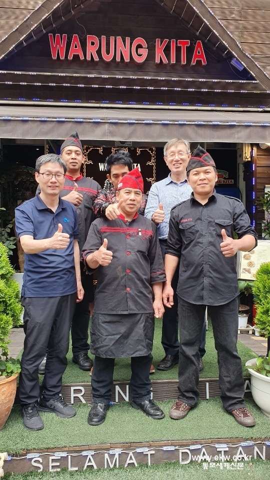 안산 원곡동 인도네시아식당 와룽키타에서 일하는 인도네시아 요리사들과 함께