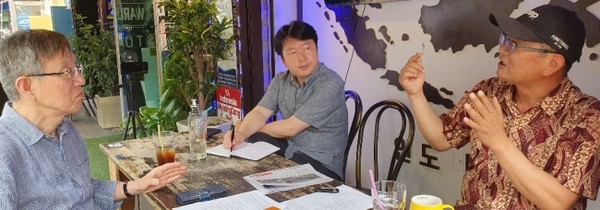 지병천 대표와 대화를 나누고 있는 한중문화학당 기획보도팀,
