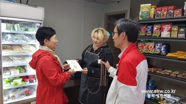 10월 19일 천안 신부동에 러시아식품점을 오프난 고려인 동포, 정막래 교수의 러시아 통역으로 이야기를 나누고 러시아어로 설명한 한국어 생활회화책을 선물로 주었다. 