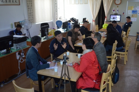 김해시 부원동 839-9 4층에 위치한 구소련의친구들 사무실, 인터뷰 하는 장면 
