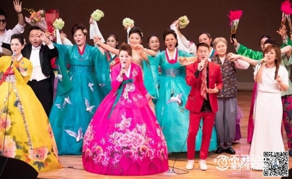 일본에서 열린 2019세계조선족문화절 행사무대에서 "우리는 하나다" 노래를 열창하고 있다.