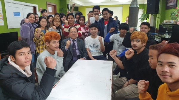 한국이주노동재단 안대환 이사장과 외국인노동자들이 함께 하는 단체사진