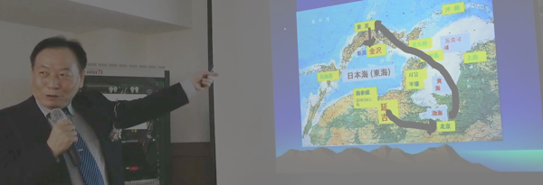 리강철 소장은 연길에서 태어나 북경, 동경으로 이동한 자신의 걸어온 길을 동북아지역 지도를 거꾸로 놓고 표시한 지도를 소개하는 것으로 주제발표를 시작했다.  