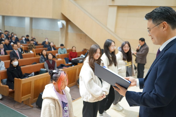 2월 25일 경주교회(고신)에서, 이주민 및 다문화 학생 4명에게 장학금을 전달 하는 김진호 목사