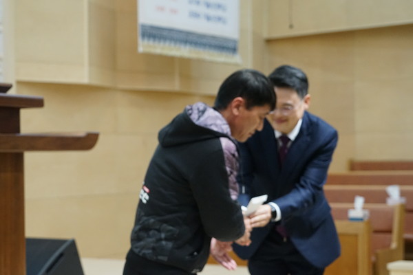 화재로 인해 고통 받은 고려인 가족에게 후원금 전달하는 김진호 목사