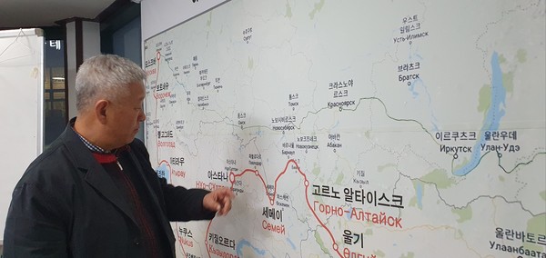 김현동 이사장이 2019년 3.1운동 100주년 기념하여 펼친 고려인 동포들의 대륙횡단 자동차 랠리 대장정 코스를 설명하고 있다. 