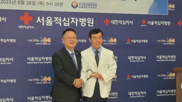 전국동포총연합회 김성우 수석부회장이 서울적식자병원 채동완 원장에게 감사패를 전달했다.