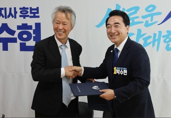 박수현 충남도지사는 지난 5월 26일 지방선거 기간에 인추협과 대한민국 청소년들의  고진광 이사장 인성회복을 위한 동행 협약을 맺고 충남도정 일환으로 '사랑의 일기장' 보급 및 인성 교육 관련 쓰기 운동을 적극 지원해 나갈 것을 약속한 바 있다. 위 사진은 그 당시 박수현 후보가 고진광 인추협 이사장과 협약을 맺고 악수를 나누는 장면이다.  사진제공=인추협   