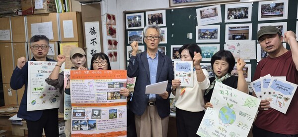 9월 28일 오전 11시 30분 서울시 금천구 독산동에 위치한 (사)인간성회복운동추진협의회 '사랑의 일기' 본부 사무실에서 기자회견을 가졌다. 고진광 이사장(가운데)이 "정부, 국회가 나서서 사랑의 일기 연수원의 강제철거 진상을 규명하는데 앞장 서라"려 촉구하는 성명서를 발표했다.